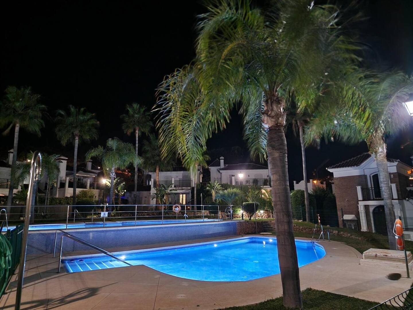 Sun & Palms - Luxurious 2 Bedroom With A Great Pool Area Apartment *