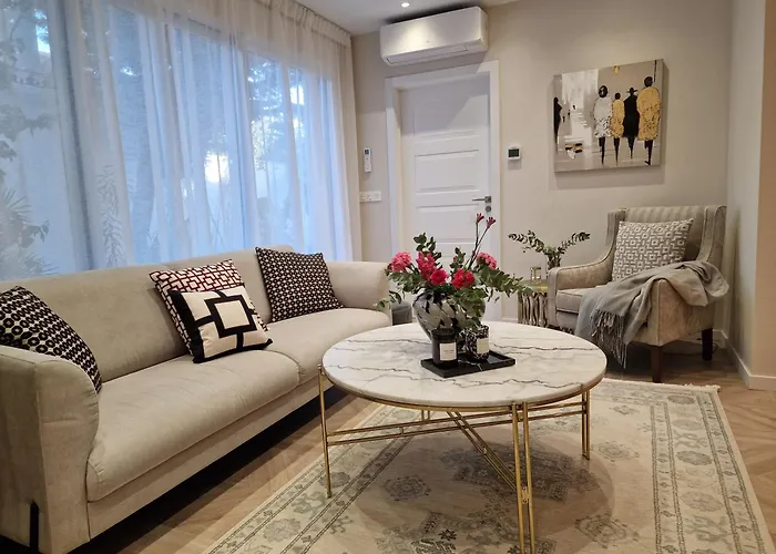 Sun & Palms - Luxurious 2 Bedroom Apartment With A Great Pool Area