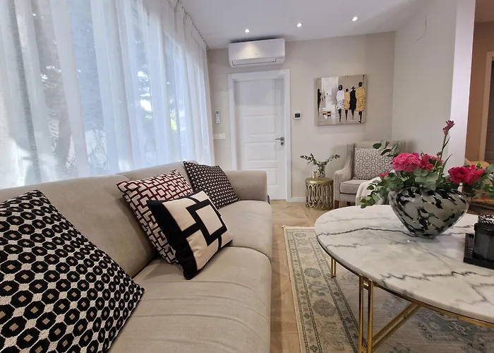 Sun & Palms - Luxurious 2 Bedroom Apartment With A Great Pool Area