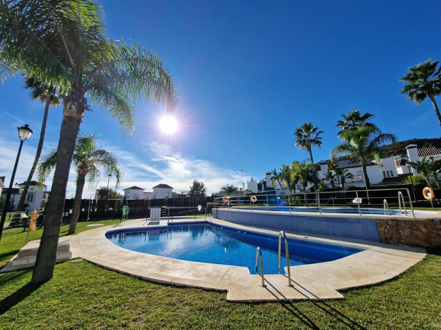 Sun & Palms - Luxurious 2 Bedroom With A Great Pool Area